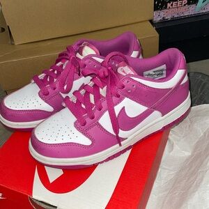 Nike dunk low bg size 5y just needs to be cleaned.